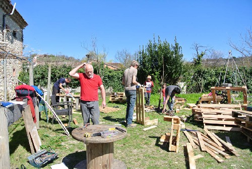 LE JARDIN DU CURE a officiellement trouvé son rôle et son nom ...
Ouvert du 16 avril avec des permanences et des activités qui auront lieu chaque...